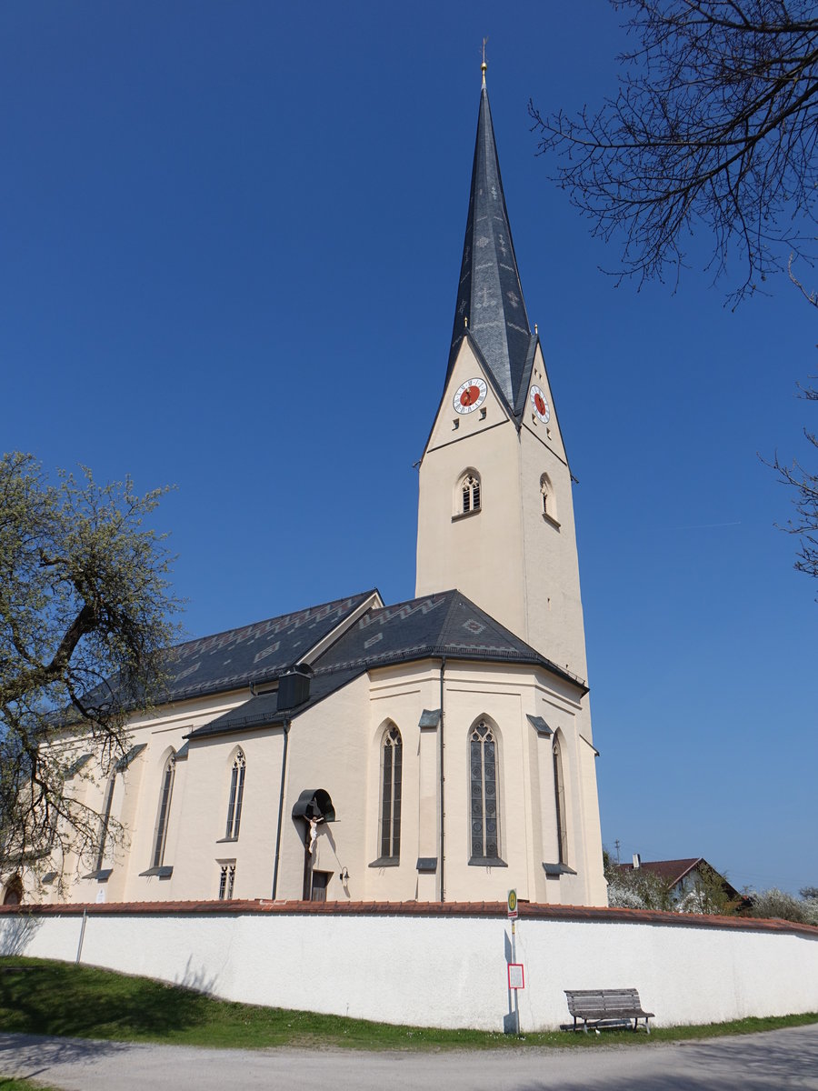 Zaisering, kath. Pfarrkirche St. Vitus, Saalbau mit Satteldach, Nordturm mit Spitzhelm und Putzgliederung,neugotisch, 1881–82 Neubau durch Michael Gaisberger unter Verwendung des sptgotischen Turmes und der Chorauenmauern (02.04.2017)