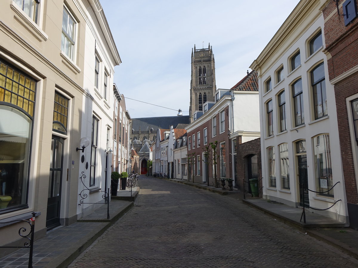 Zaltbommel, Huser in der Kerkstraat mit Kirchturm der St. Maartenskerk (09.05.2016)