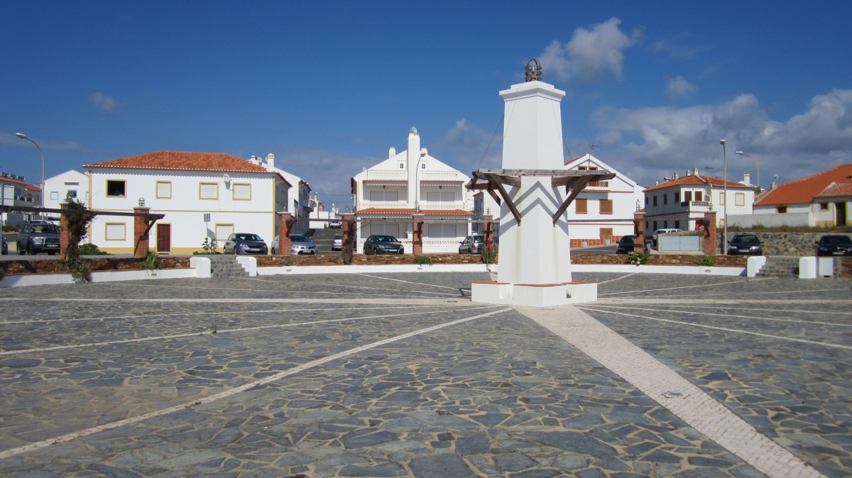 Zambujeria do Mar, Plaza mit kleinem Leuchtturm (24.05.2014)