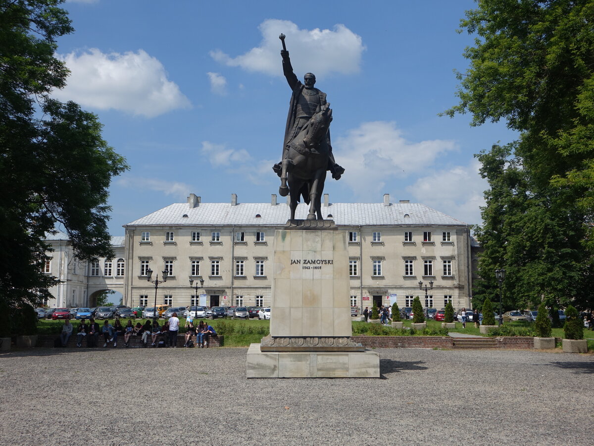 Zamosc, Denkmal fr Jan Zamoyski vor dem Palais Zamoyski (16.06.2021)