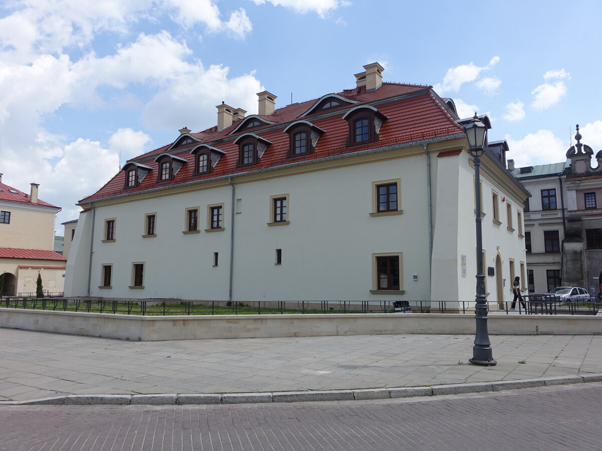 Zamosc, Gebude des Museum Sakralne Katedry Zamojskiej in der Kolegiacka Strae (16.06.2021)
