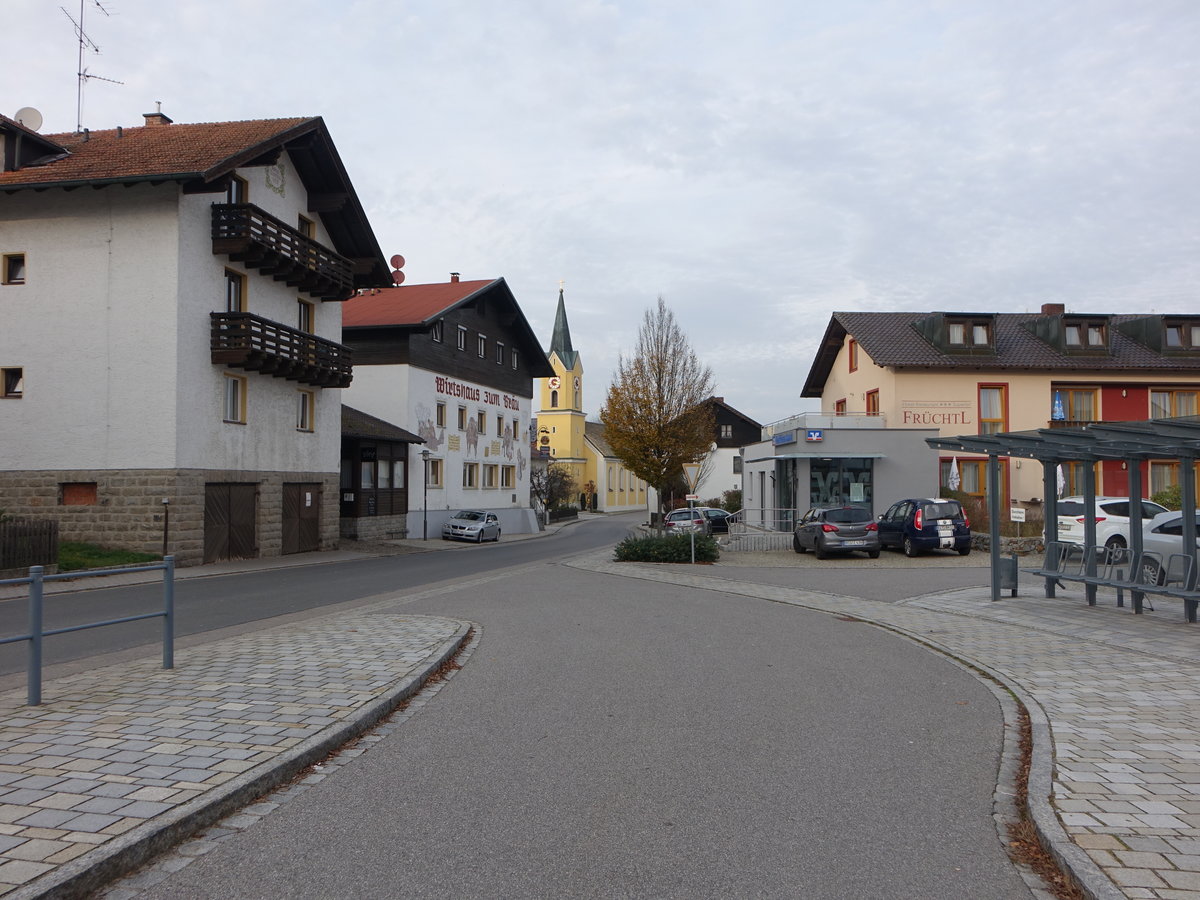 Zandt, Gasthaus zum Bru und kath. Pfarrkirche Maria Himmelfahrt am Kirchplatz (04.11.2017)