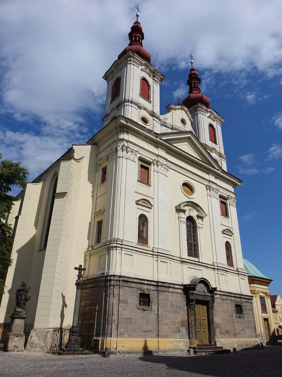 Zatec / Saaz, Dekanatskirche Mari Himmelfahrt, gotische Hallenkirche erbaut im 14. Jahrhundert, Doppelturmfassade von 1740 (06.07.2019)