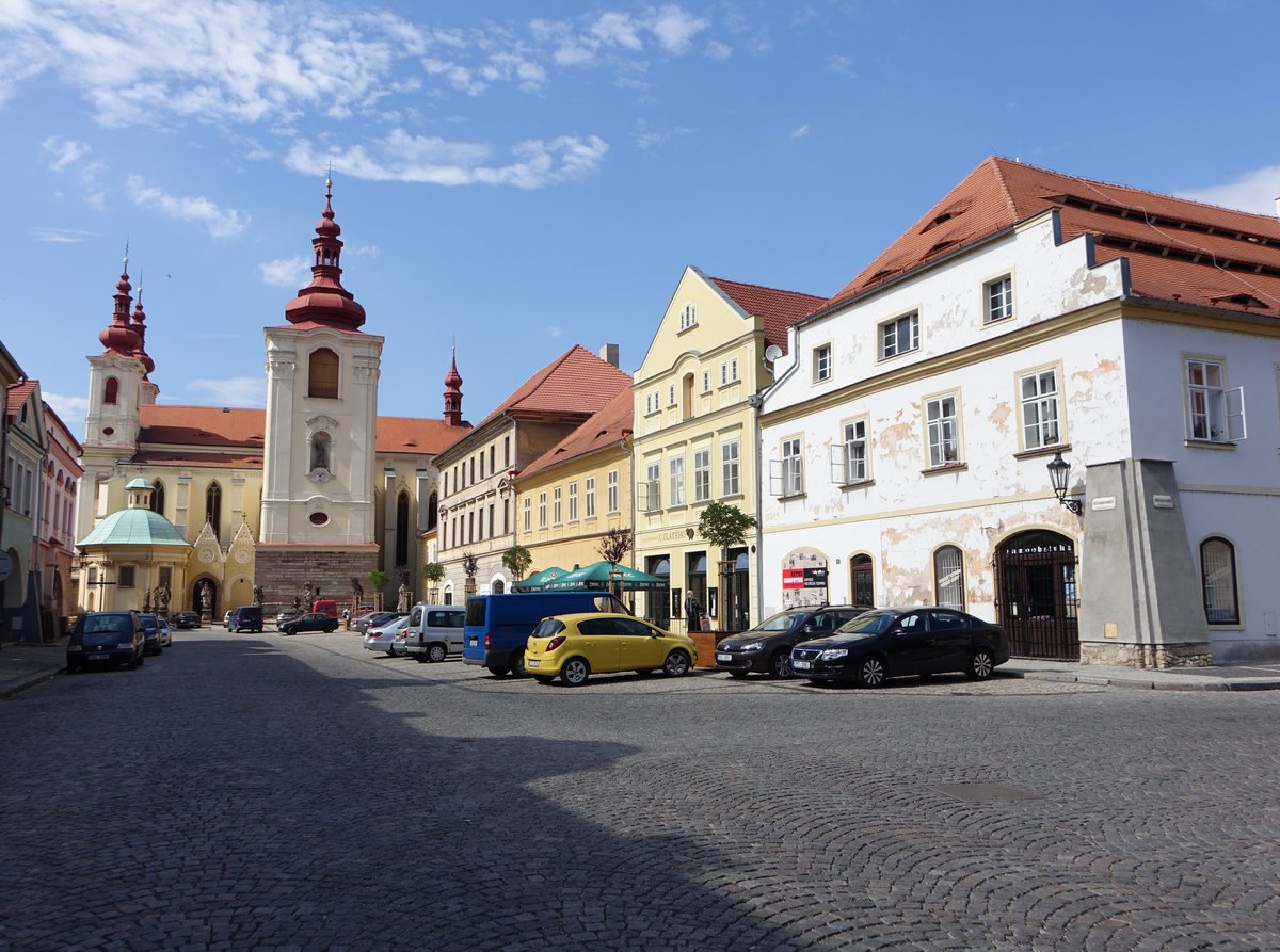 Zatec / Saaz, Huser und Maria Himmelfahrt Kirche am Hostalkovo Namesti (06.07.2019)