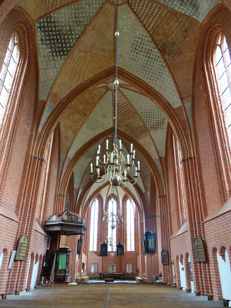 Zeerijp, gotischer Innenraum der St. Jakobus Kirche, barocke Kanzel von 1646 (27.07.2017)