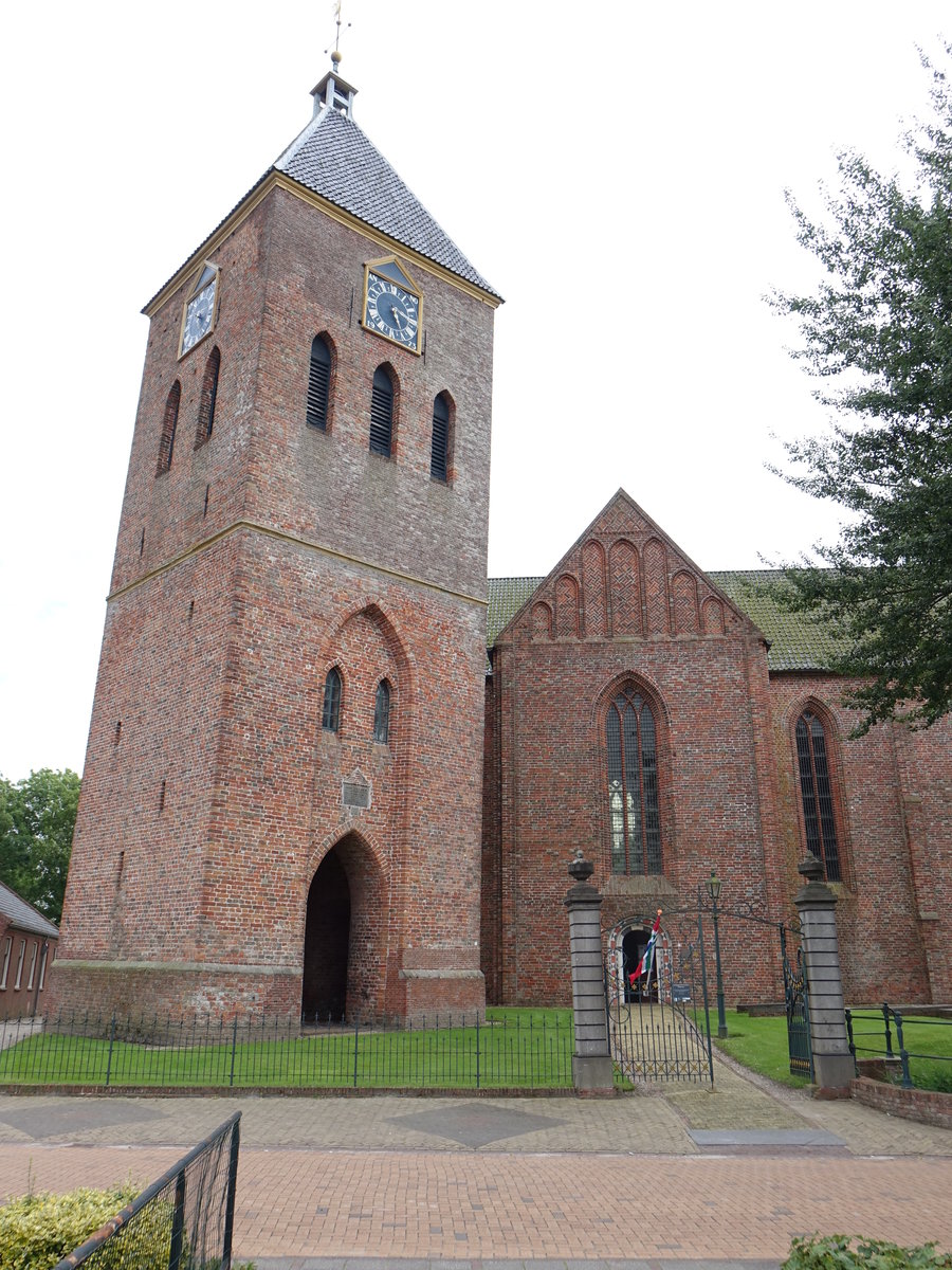 Zeerijp, niederl. Ref. St. Jakobus Kirche, mittelalterliche Kreuzkirche, erbaut im 14. Jahrhundert, Kirchturm 15. Jahrhundert (27.07.2017)