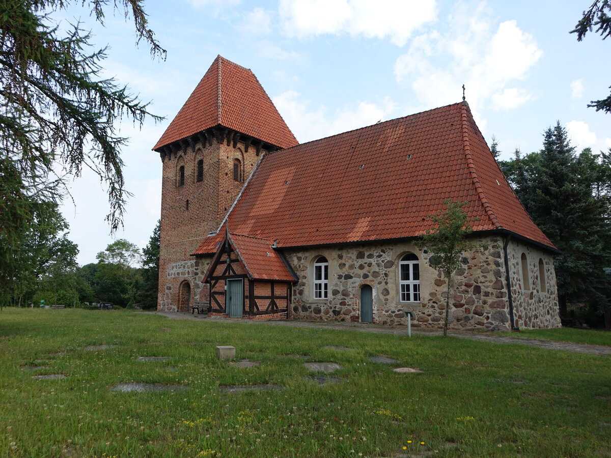 Zeetze, evangelische St. Johannis Kirche, romanische Feldsteinkirche aus dem 12. Jahrhundert (21.06.2026)