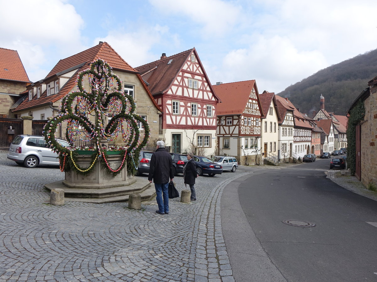 Zeil am Main, Fachwerkhuser und Osterbrunnen am Kaulberg (26.03.2016)