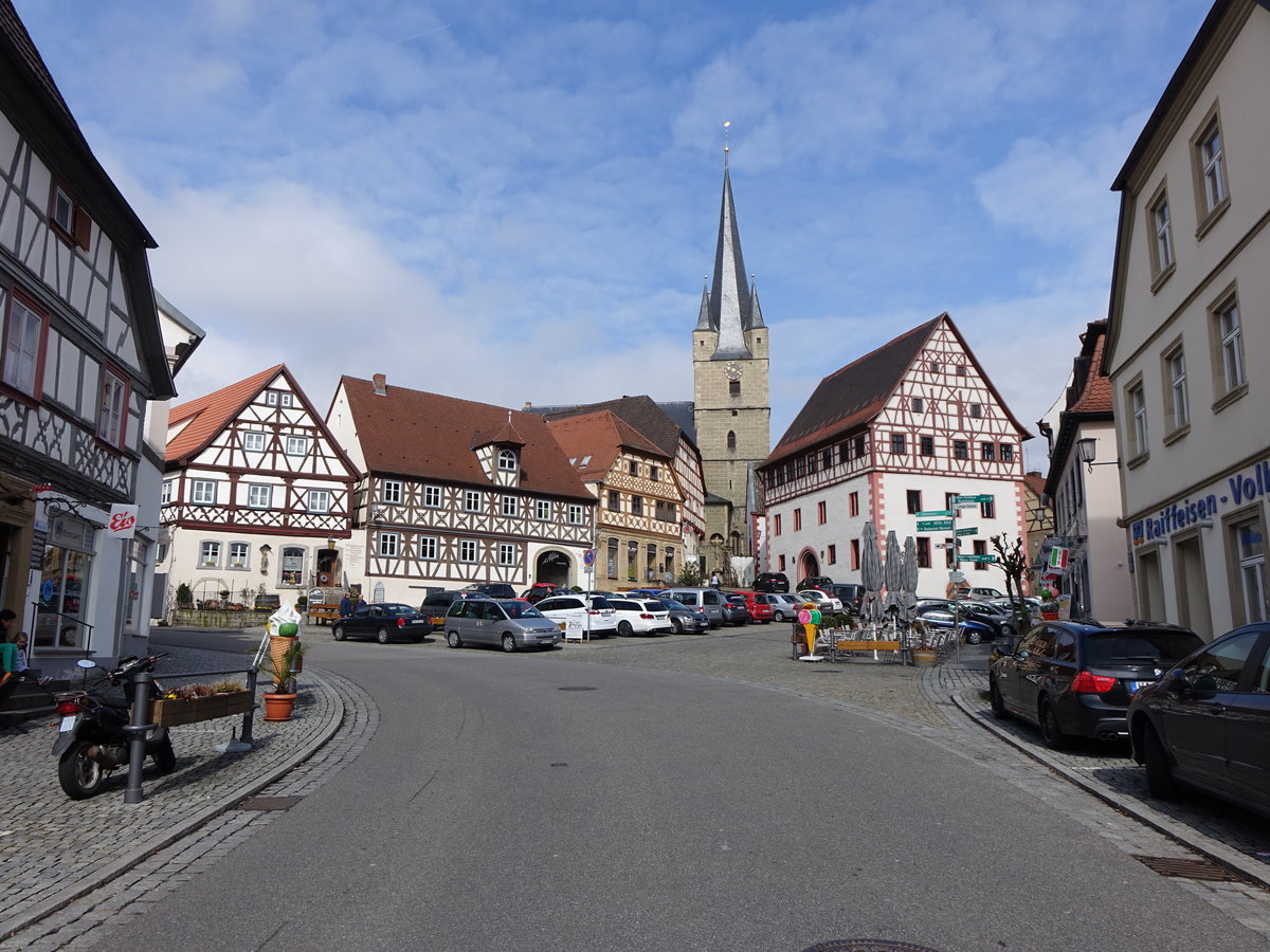 Zeil am Main, Marktplatz mit Rathaus und St. Michael Kirche (26.03.2016)