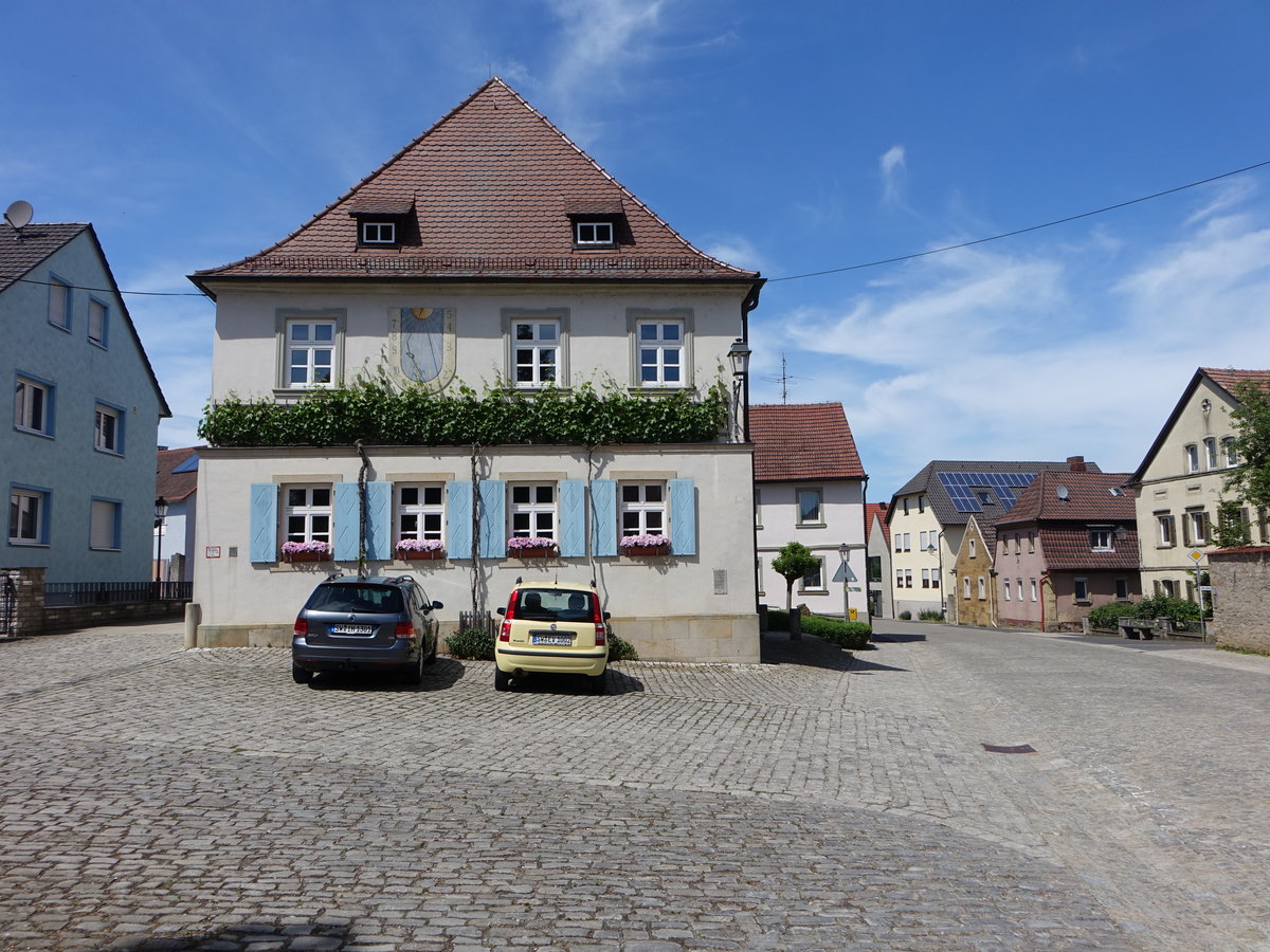 Zeilitzheim, Rathaus am Marktplatz, zweigeschossiger Walmdachbau mit verputztem Fachwerkobergeschoss, erbaut von 1696 bis 1698 (28.05.2017)