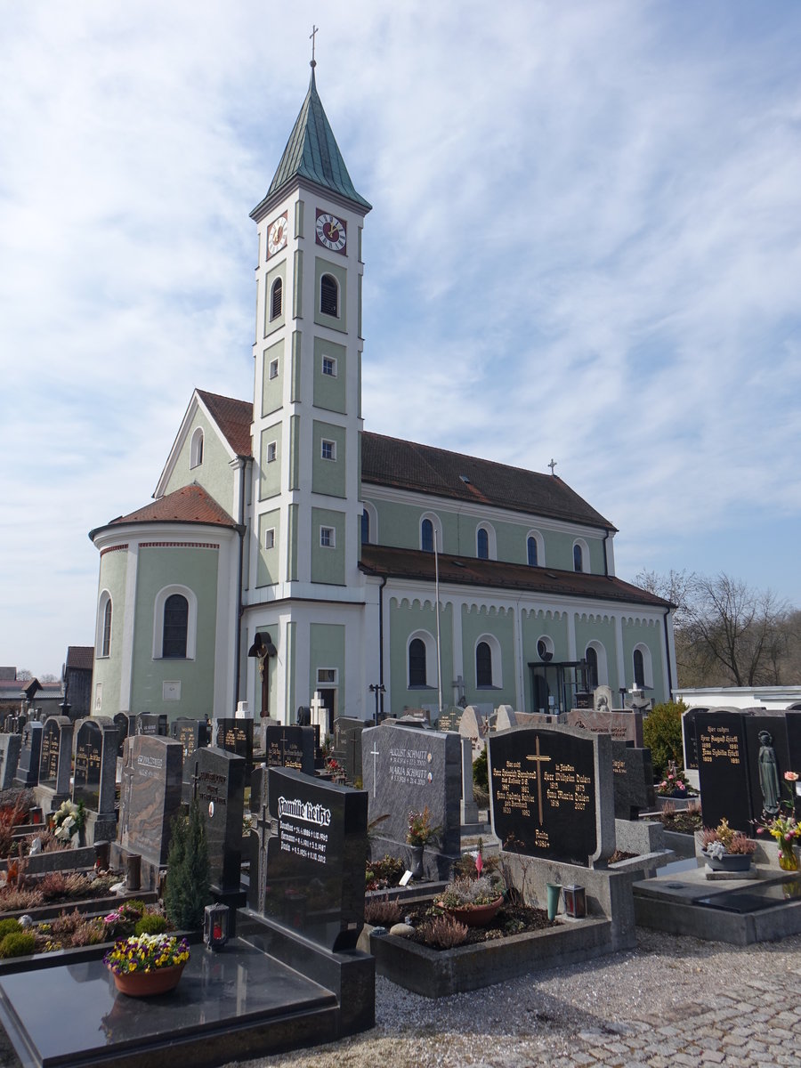 Zeitlarn, Pfarrkirche St. Bartholomus, dreischiffige Basilika mit eingezogenem Chor, Flankenturm mit Spitzhelm, erbaut von 1898 bis 1899 durch den Architekten Roth (25.03.2018)
