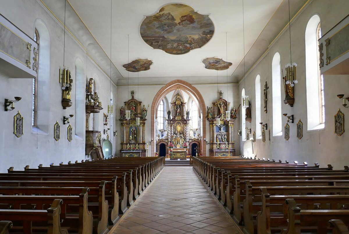 Zell a.H., Blick zum Altar in der Wallfahrtskirche, ein Meisterwerk der frühen Gotik, Juli 2021