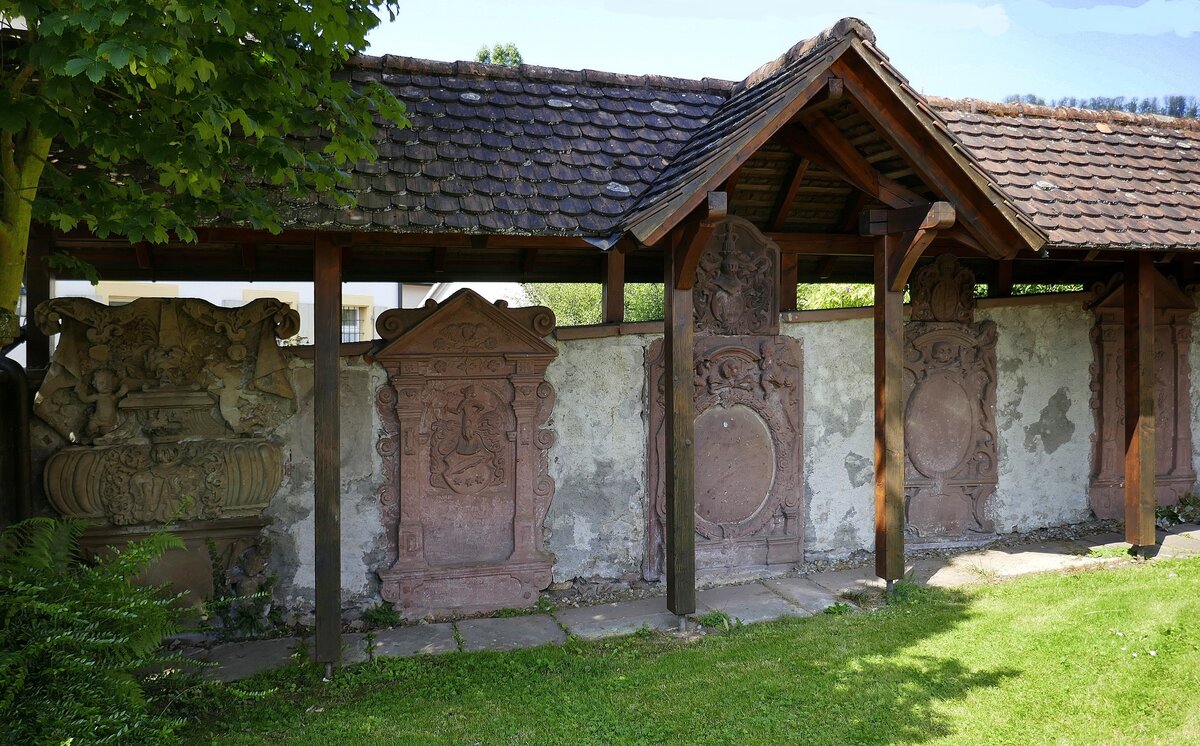 Zell a.H., historische Sandsteingrabmale aus den Jahren 1575-1739, an der Kirchhofmauer der katholischen Stadtkirche, Juli 2021