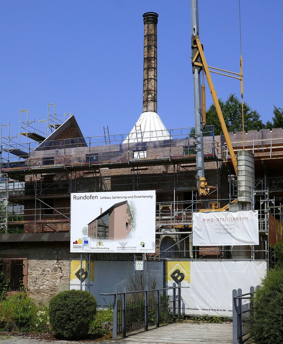 Zell a.H., Sanierung und Umbau des historischen Rundofens, der grte Rundofen in Deutschland erbaut 1839-41 hat 100 Jahre lang auf drei Etagen Zeller Keramik und Porzellan gebrannt, wird nach der Sanierung 2022 als Museum erffnet, Juli 2021