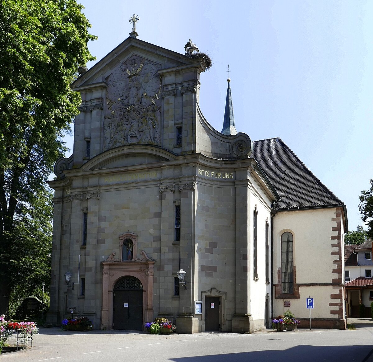 Zell a.H., die Wallfahrtskirche  Maria zu den Ketten , Westfassade mit dem Eingangsportal, erbaut um 1480, mehrfach erweitert, u.a. 1742-44, Juli 2021