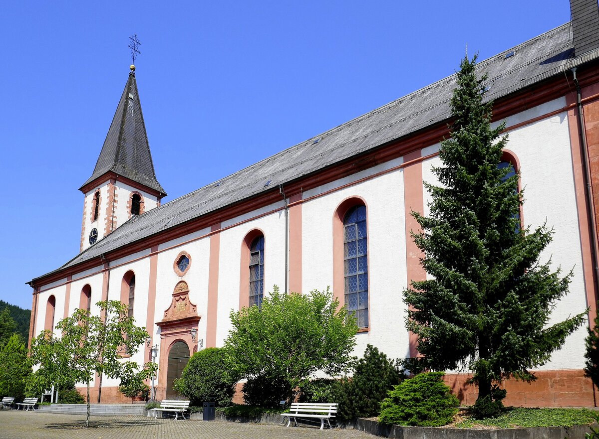 Zell am Harmersbach, die katholische Stadtkirche St.Symphorian stammt aus den Jahren 1721-22, der Bau wurde 1791-93 erweitert, Juli 2021