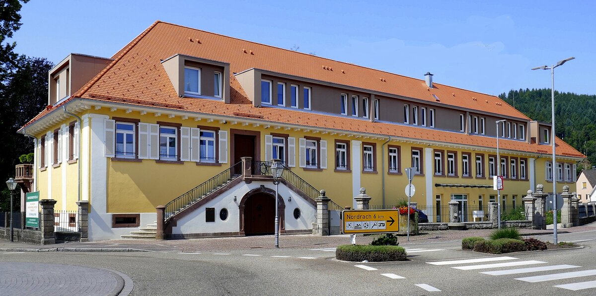 Zell am Harmersbach im mittleren Schwarzwald, markantes Gebude am Ortseingang, Juli 2021 