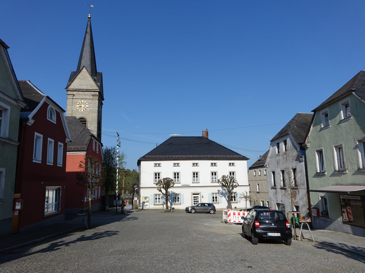 Zell im Fichtelgebirge, Ev. St. Gallus Kirche und Rathaus am Marktplatz (21.04.2018)