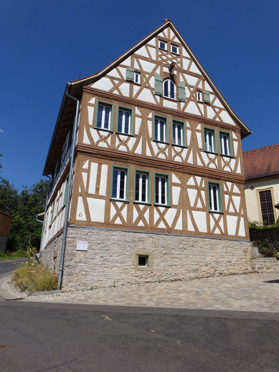 Zell, historisches Pfarrhaus, zweigeschossiges Fachwerkhaus mit Satteldach, erbaut 1604 (07.07.2018)