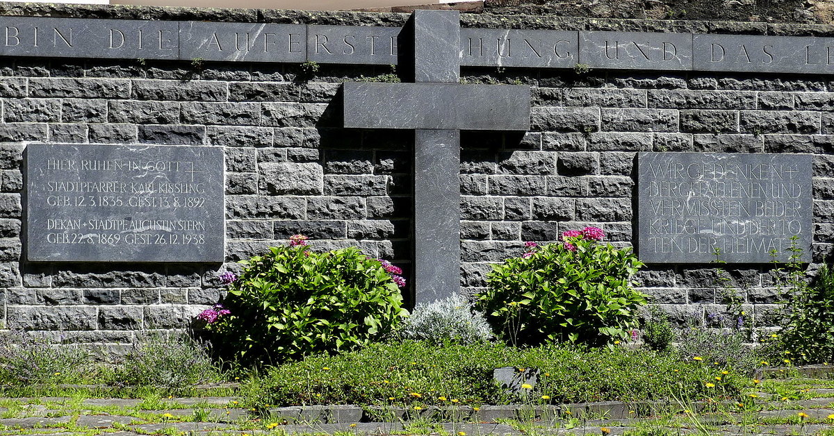 Zell i.W., das Denkmal fr die Opfer der Weltkriege, neben der Stadtpfarrkirche St.Fridolin, Juli 2020