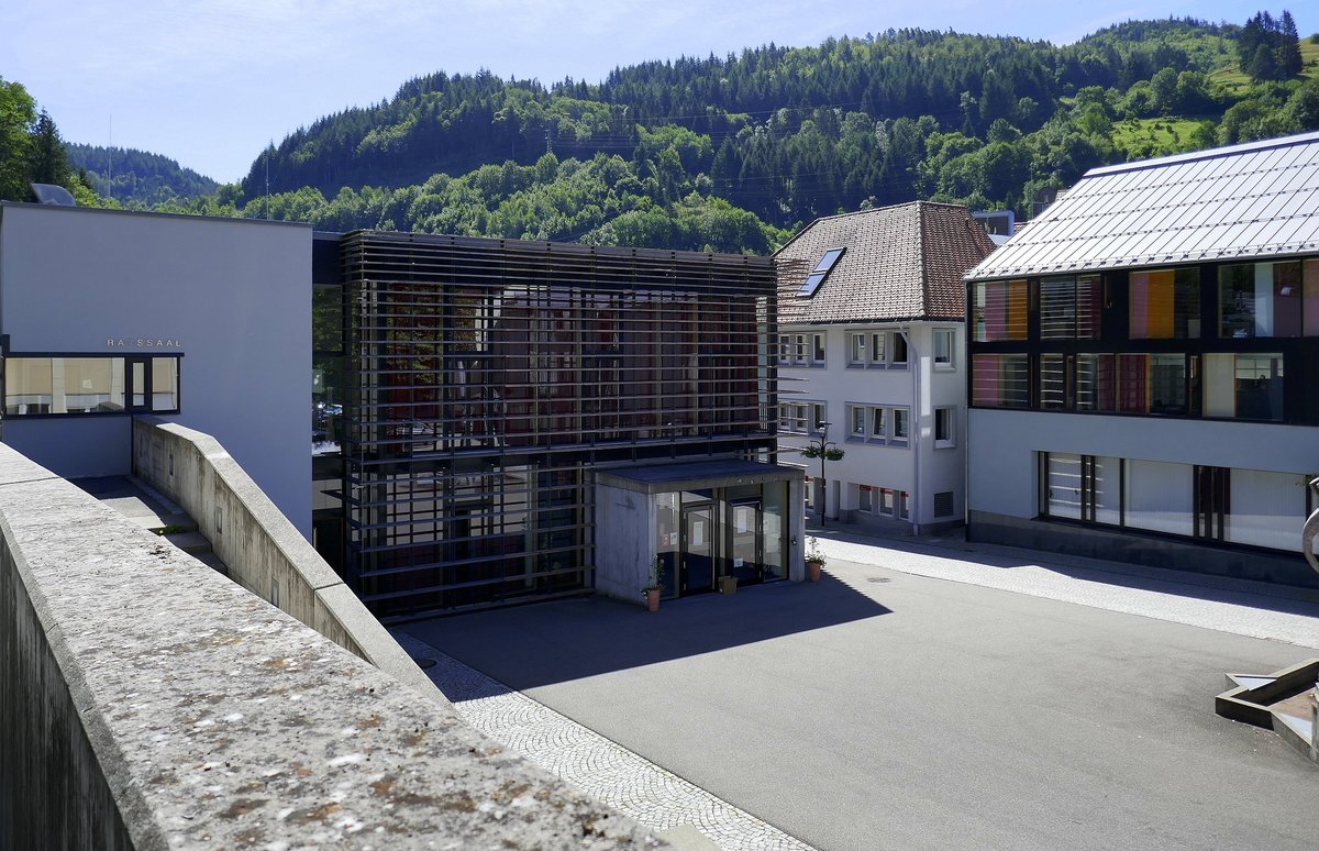 Zell i.W.,Blick ber den Rathausplatz zum Brgerbro des Zeller Rathauses, Juli 2020