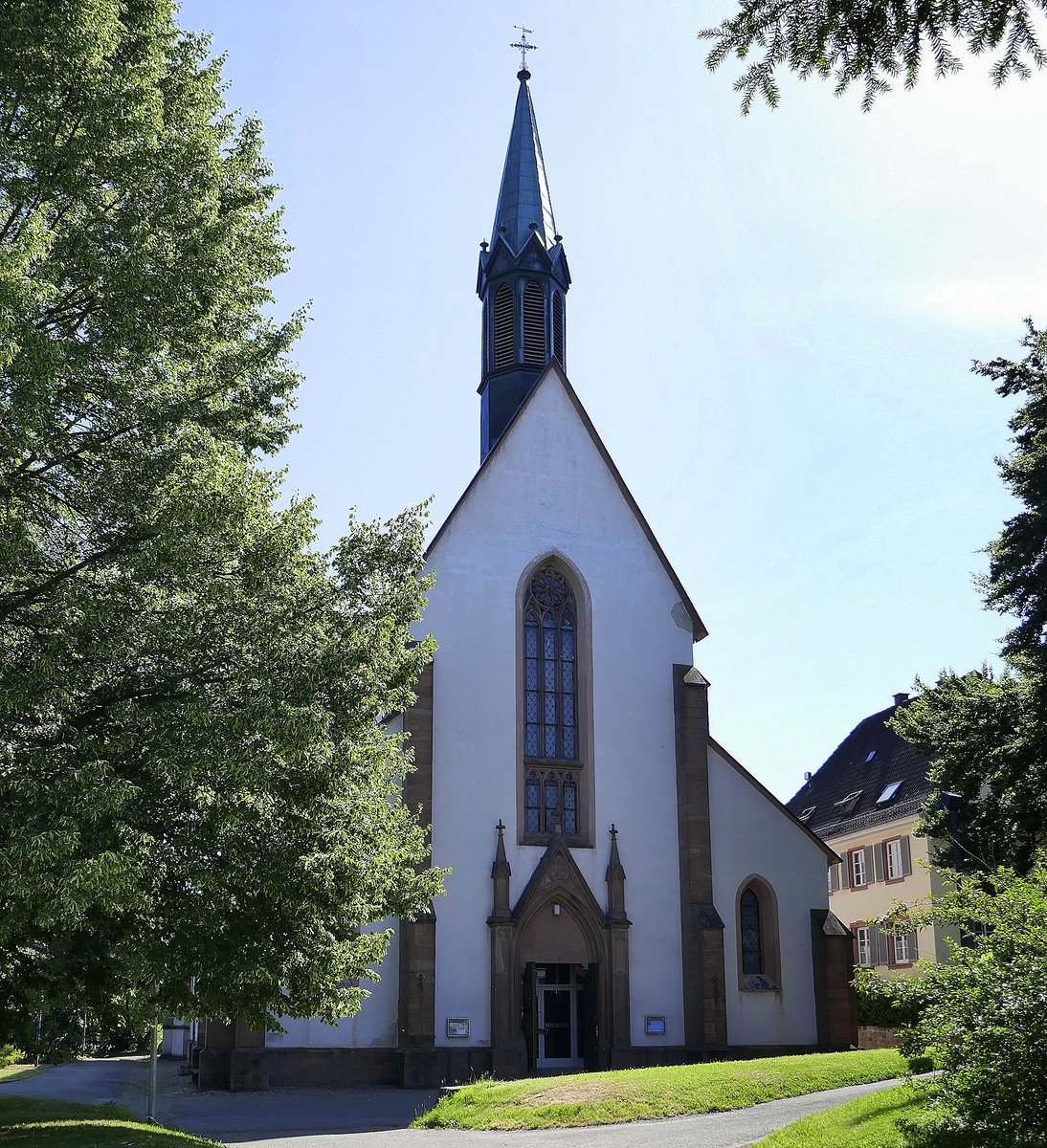 Zell-Weierbach, Westgiebel und Haupteingang der Weingartenkirche, Juni 2020