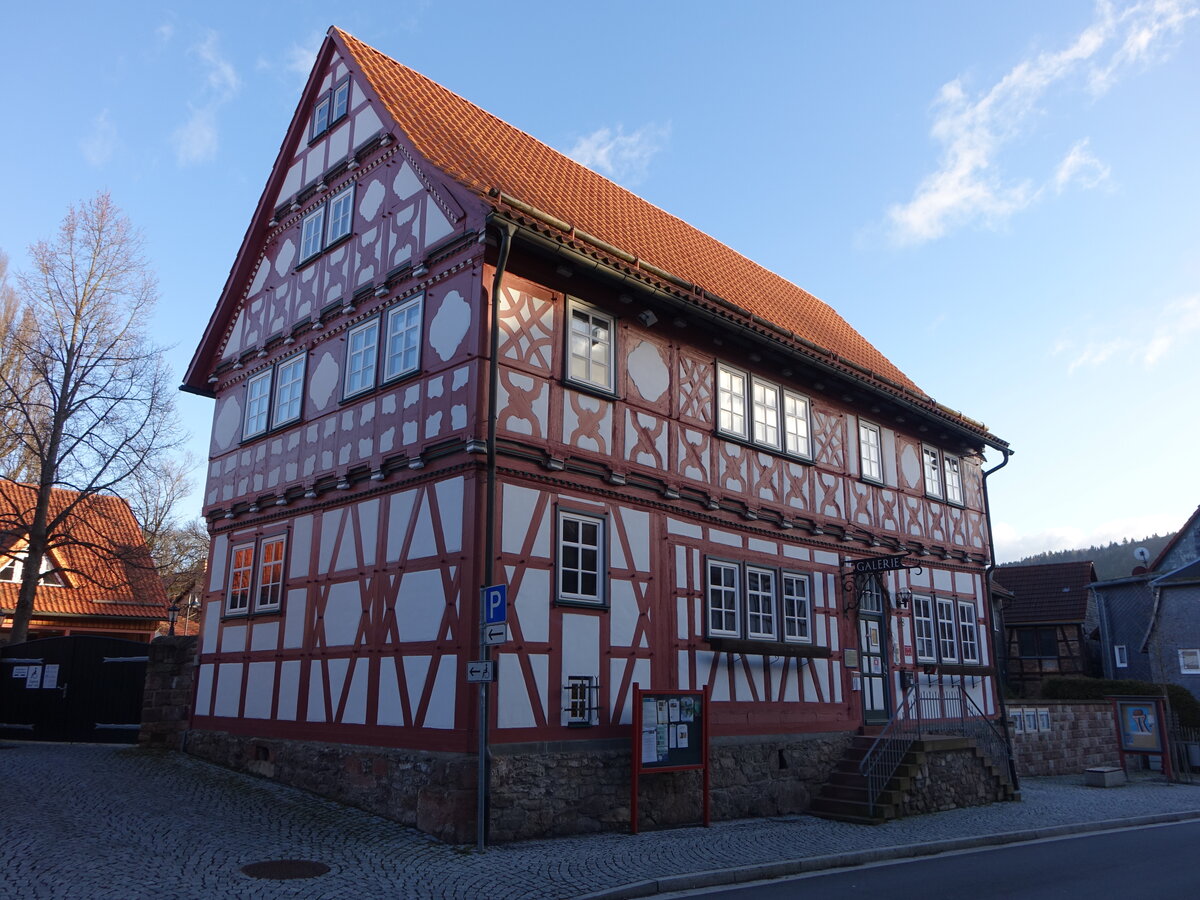 Zella-Mehlis, Brgerhaus in der Louis Anschtz Strae, erbaut im 17. Jahrhundert (26.02.2022)