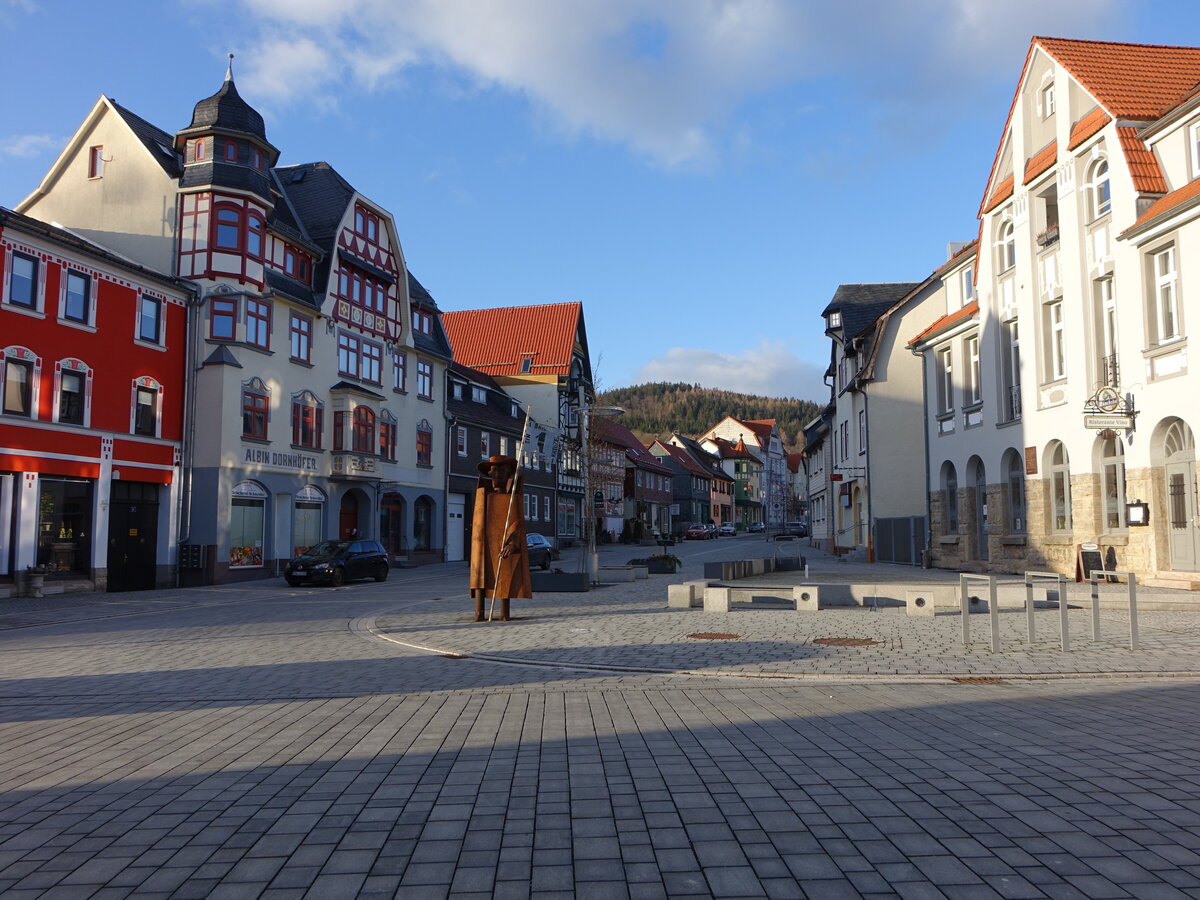 Zella-Mehlis, Platzwchter Statue und Gebude am Markt (26.02.2022)