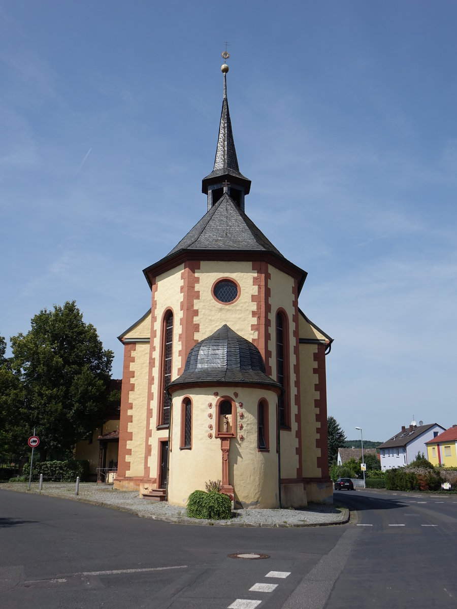 Zellingen, kath. Friedhofskirche Maria Hilf, Saalbau mit eingezogenem Dreiseitchor und Dachreiter, erbaut 1682 (15.08.2017)