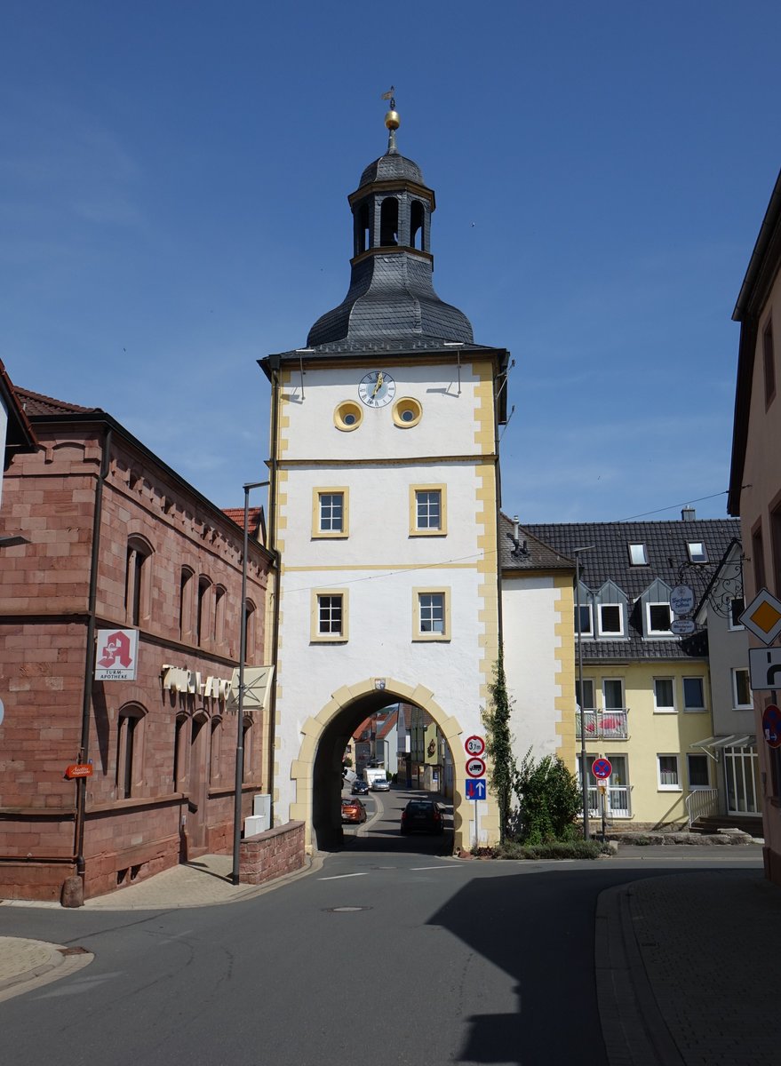 Zellingen, Stadttor der Marktbefestigung in der Turmstrae, Viergeschossiger Torturm mit spitzbogiger Durchfahrt und Haubendach, 
erbaut im 15. Jahrhundert (15.08.2017)