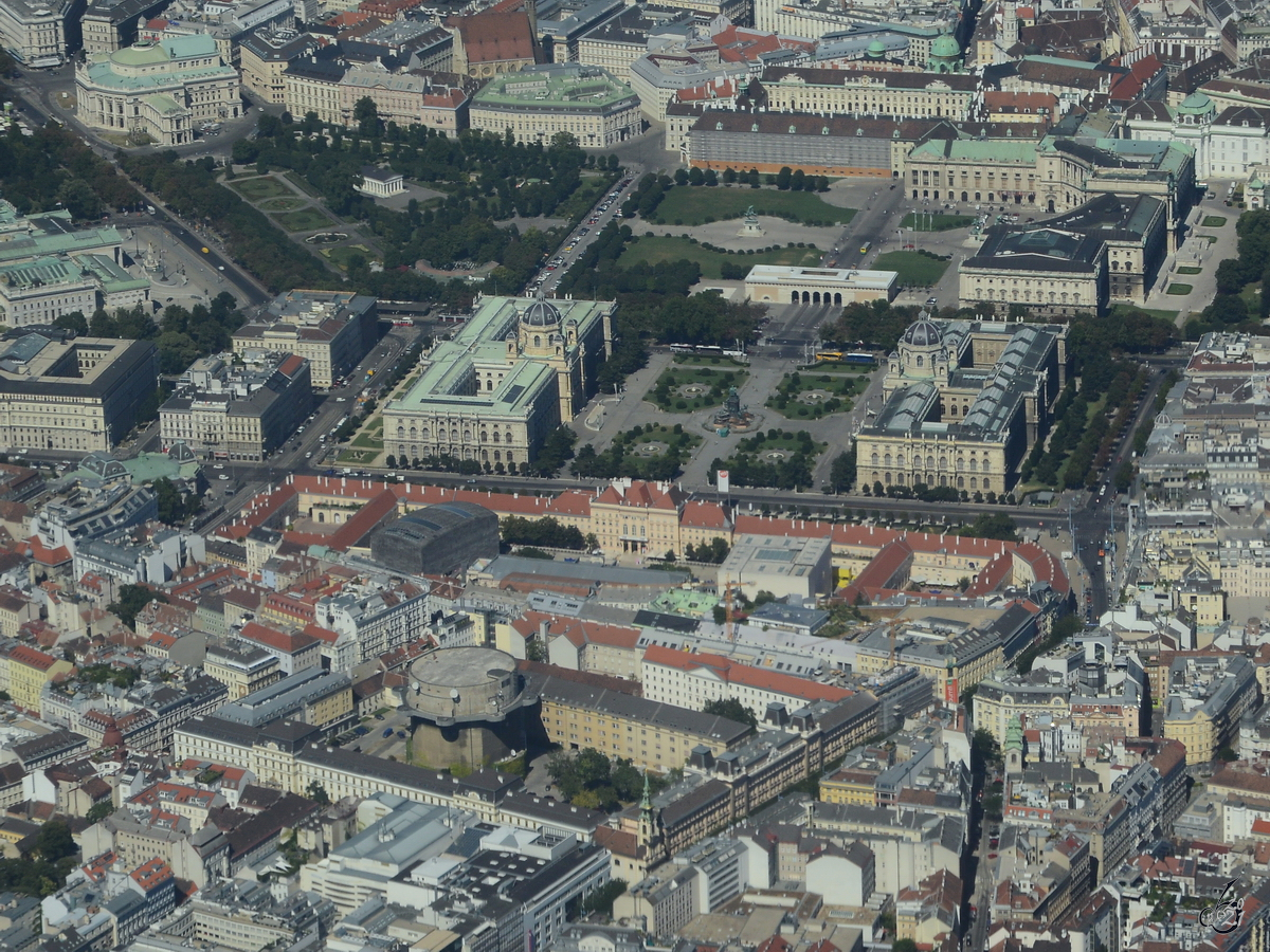 Zentral im Bild der Maria-Theresien-Platz mit dem Naturhistorischen und Kunsthistorischen Museum, darber der Heldenplatz und die Hofburg, darunter relativ markant der Flakturm Stiftskaserne, ein berbleibsel der Nazizeit. (Wien, August 2013)