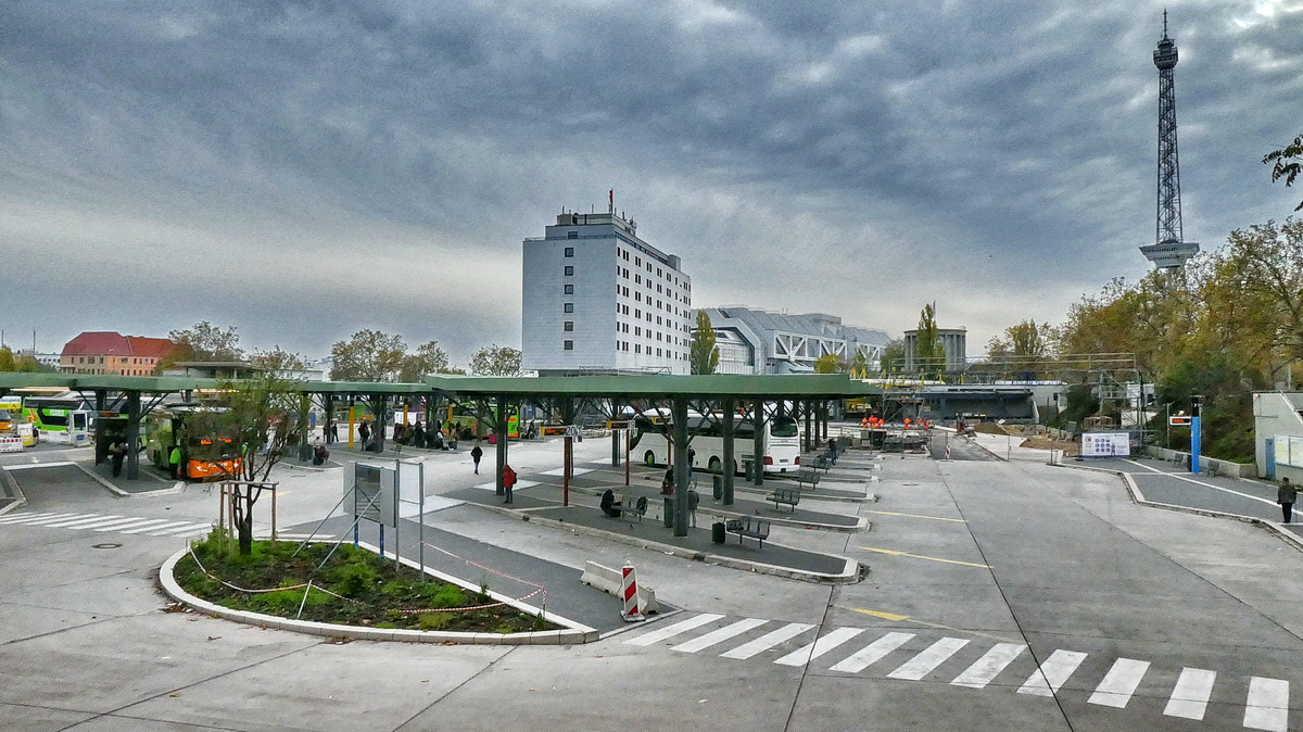 Zentraler Omnibusbahnhof Berlin (ZOB). Der Zustand der Bauarbeiten im November 2019. Die erste Hlfte der Bahnsteige sind in Betrieb. Im Hintergrund finden Betonarbeiten am 2. Bauabschnitt statt. Foto (bearbeitet): 12.11.2019