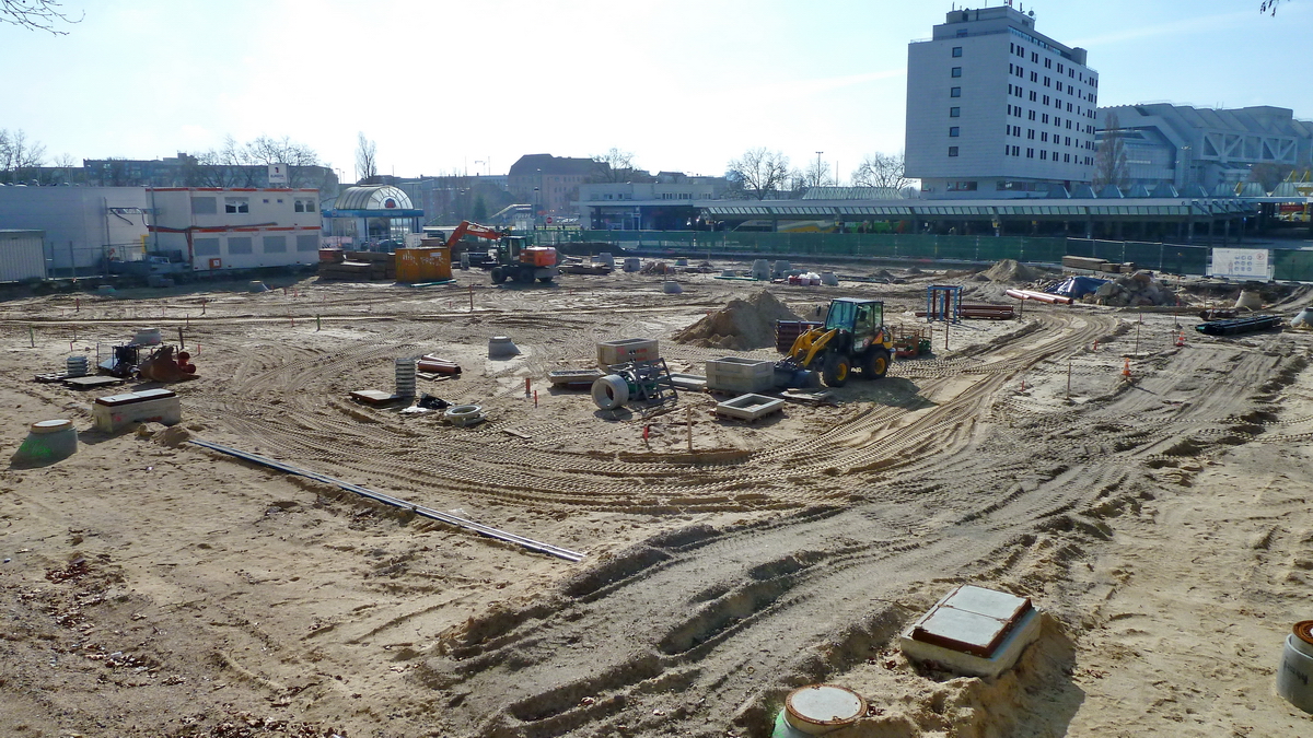 Zentraler Omnibusbahnhof Berlin (ZOB). Erdarbeiten mit Verlegung eines Abwassersystems im Bahnhofsbereich. Foto: 26.03.2017