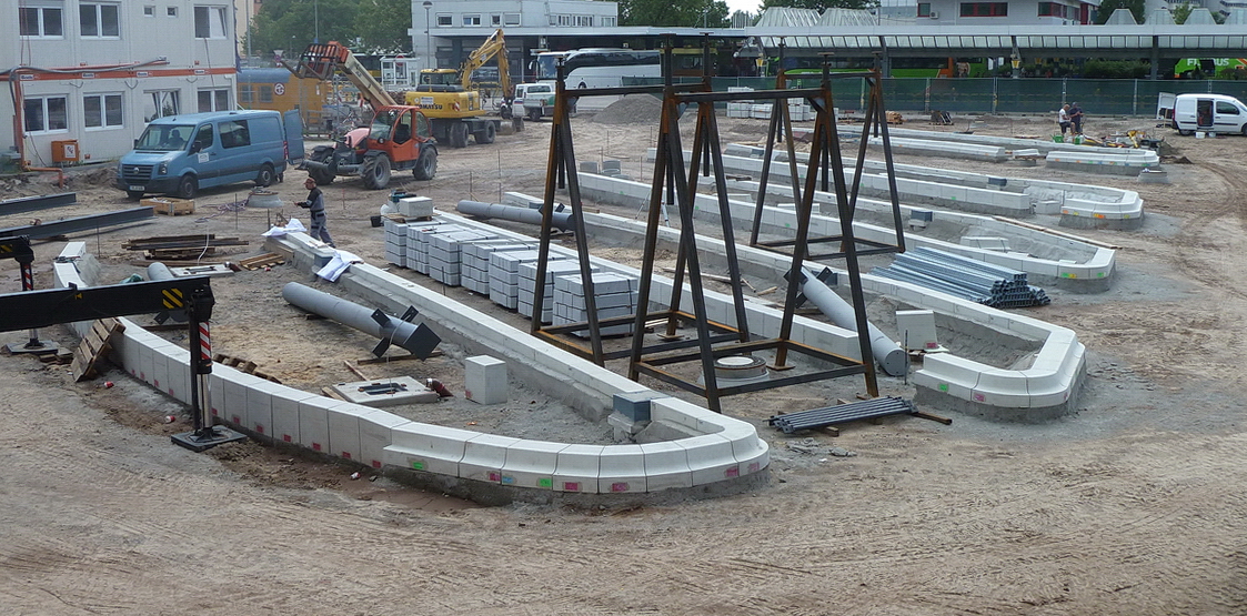 Zentraler Omnibusbahnhof Berlin (ZOB). Grundformen der ersten Haltestellen deuten sich an. Foto: 03.07.2017