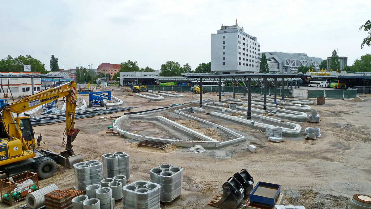 Zentraler Omnibusbahnhof Berlin (ZOB). Haltestellenbuchten und die ersten Dachsttzen entstehen. Foto: 09.07.2017