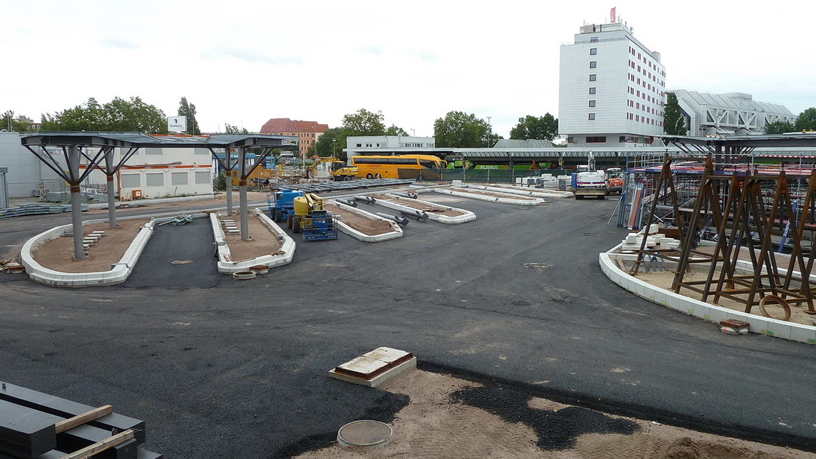 Zentraler Omnibusbahnhof Berlin (ZOB). Haltestellenbuchten, erste Teile der berdachung und die erste Deckschicht fr den Boden in Teer werden erstellt. Foto: 05.08.2017