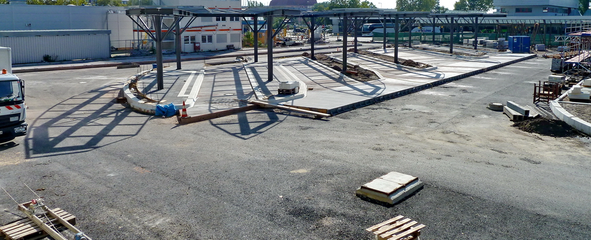 Zentraler Omnibusbahnhof Berlin (ZOB). Im September 2017 wurden erste Teile der Haltestellenbuchten mit der endgltigen Tragschicht aus Beton aufgebaut. Foto: 17.09.2017