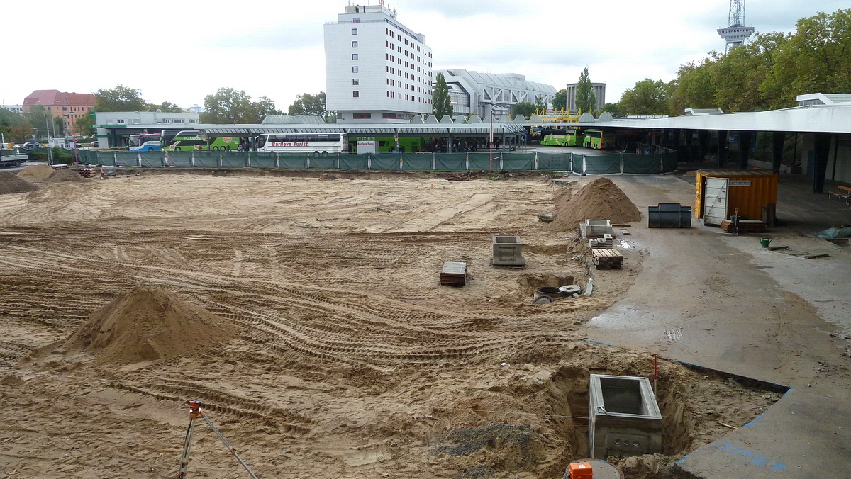 Zentraler Omnibusbahnhof Berlin (ZOB). In unmittelbarer Nhe zum Funkturm und zum ICC liegt der Zentrale Omnibus Bahnhof im Berliner Stadtbezirk Charlottenburg, OT Westend. Das Areal wird z.Zt. erweitert und umfassend saniert. Im Foto die aufgebrochene alte Abstellanlage fr Busse. Hier entstehen bis zu 32 berdachte Abfertigungs-Steige. Foto: 07.10.2016