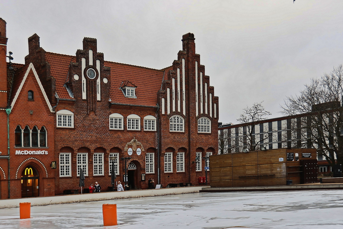 Zentrumsplatz in Esbjerg mit Eisplatz  im Bezirk Syddanmark am 17. Februar 2024