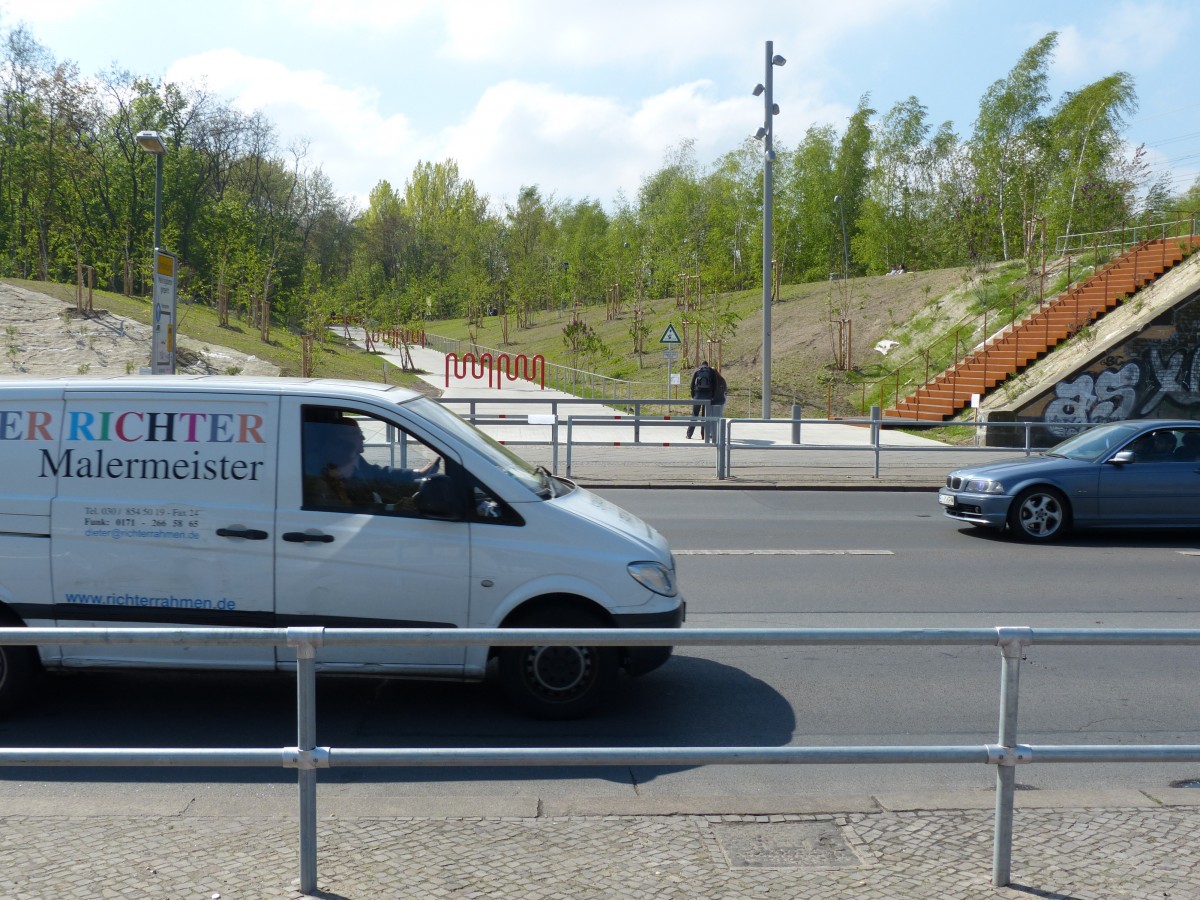 Zerschnittene Stadt: zwischen der Fotoposition und der anderen Straenseite fhrt die Verbindung zwischen Nord- und Sdteil des Gleisdreieck-Parkes entlang. Zudem fhrt hier der Fernradweg Berlin- Leipzig entlang. Bei der Einweihung des Sdteils wurde schnell deutlich, dass die Lsung - nmlich ein hunderte Meter weiter Umweg zu einer Fugngerampel, von den zahlreichen Parkbesuchern oft nicht angenommen wird. Viele kletterten ber den Zaun und querten die Strae so. Schlielich erkannte man, dass die ehemaligen Bahnbrcken ja vielleicht eine gute Alternative wren, und machte sie gangbar. Somit besteht nun eine komfortable und sichere Querungsmglichkeit fr die Yorckstrae. 21.4.2014