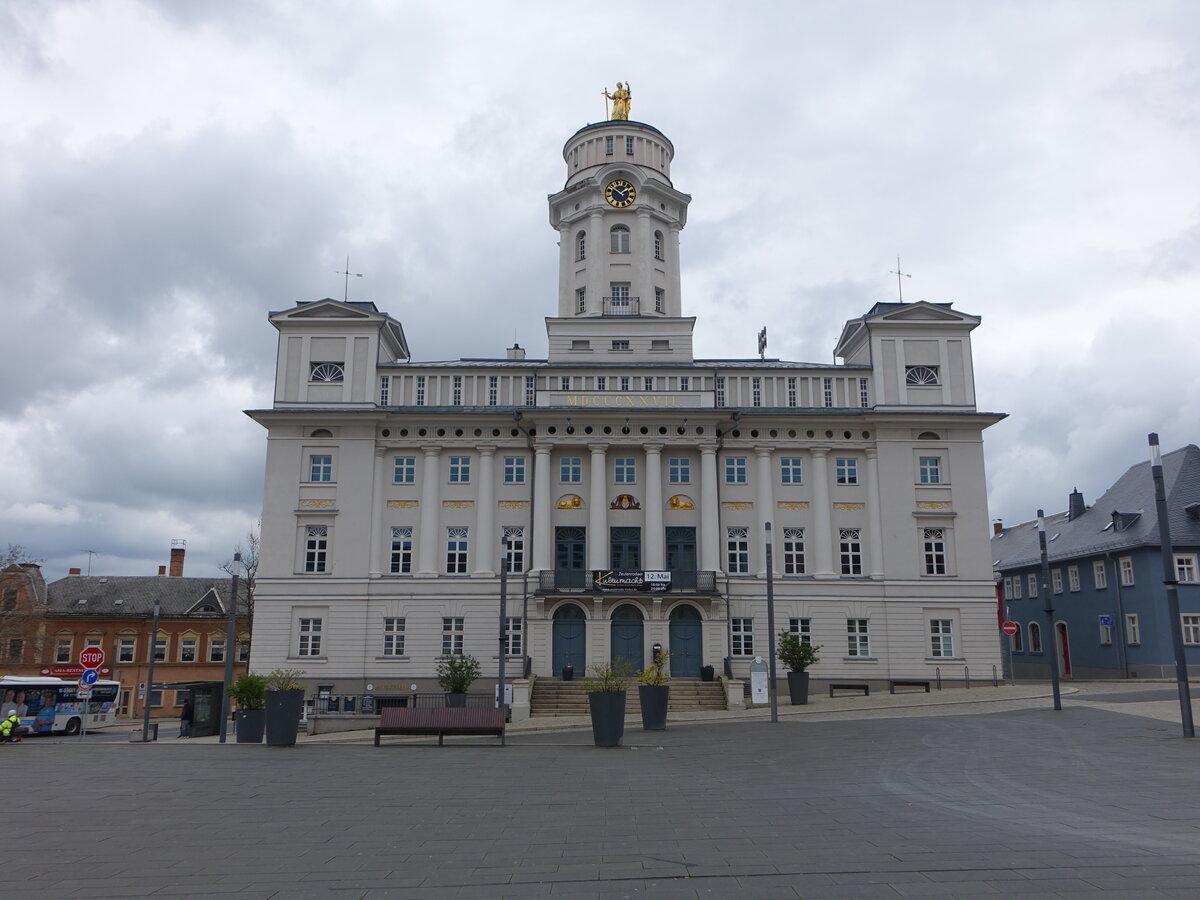 Zeulenroda, klassizistisches Rathaus am Markt, erbaut von 1825 bis 1827 durch Christian Heinrich Schopper, Turm mit Themis-Statue (29.04.2023)