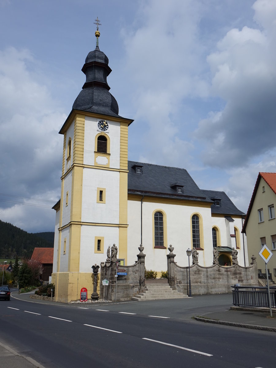 Zeyern, Pfarrkirche St. Leonhard, erbaut bis 1721 durch Johann Andreas Tribl, dreigeschossiger Turm erbaut von 1747 bis 1748 von Johann Jakob Michael Kchel (16.04.2017)