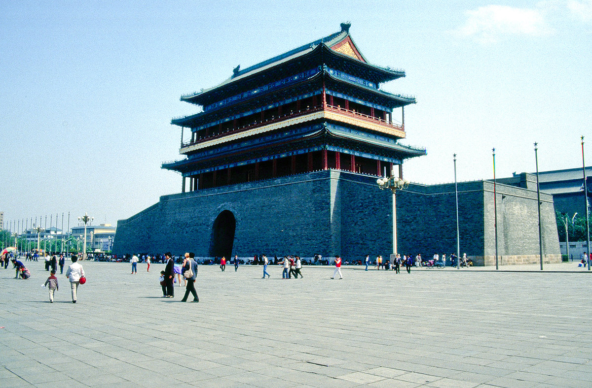 Zhengyangmen, Haupttor der Inneren Stadt in Peking. Bild vom Dia. Aufnahme: Mai 1989.