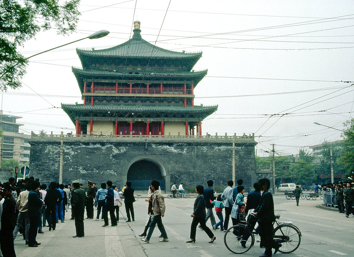 Zhonglou (Glockenturm) in Xi'an. Bild vom Dia. Aufnahme: Mai 1989.