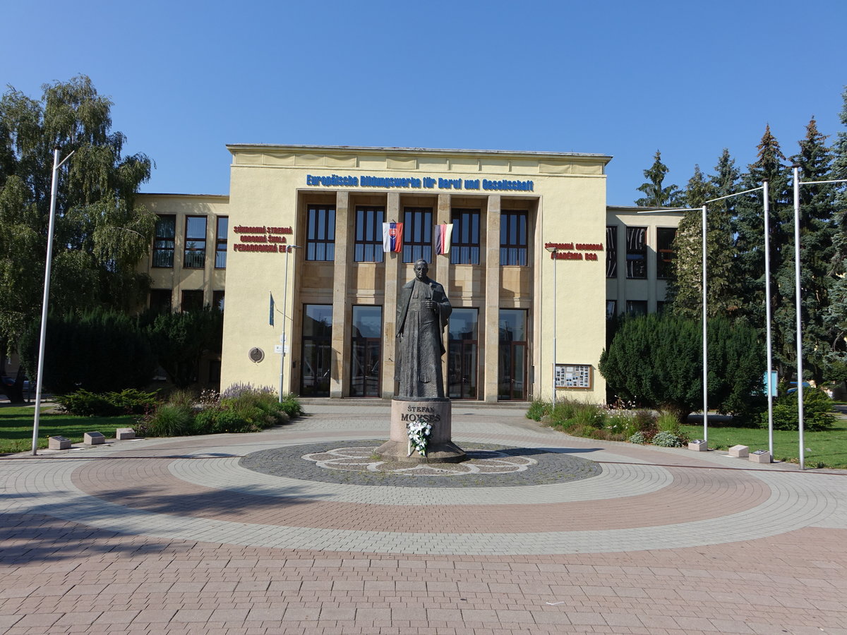 Ziar nad Hronom / Heiligenkreuz an der Gran, Denkmal fr Bischof Stefan Moyzes am Namesti Matice Slovenskej (08.08.2020)