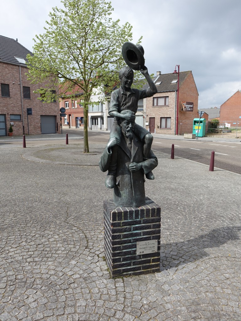 Zichem, Denkmal fr Ernest Claes von 1985 am Marktplatz (26.04.2015)