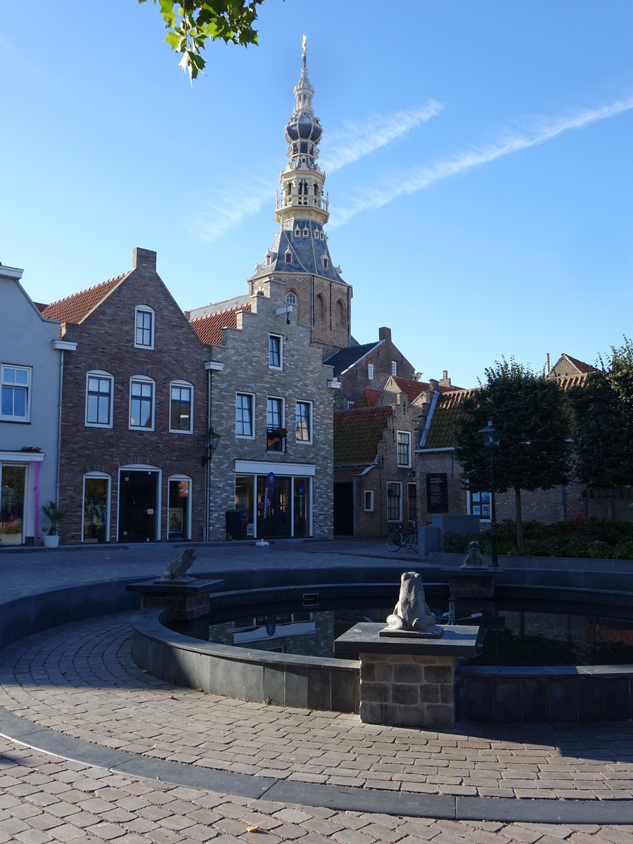 Zierikzee, Brunnen am Beddeweg und Rathausturm (25.08.2016)