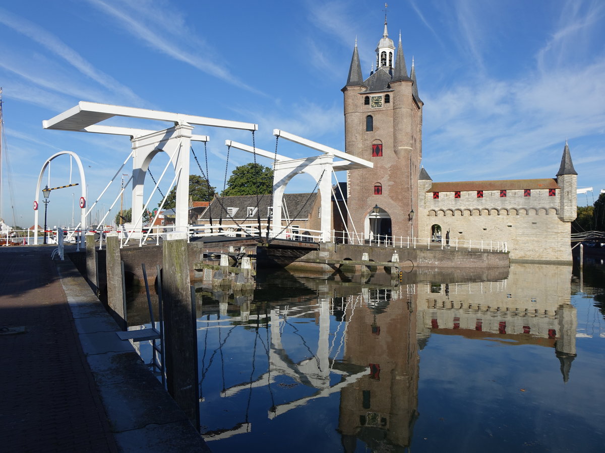 Zierikzee, Zuidhavenpoort am Oude Haven, erbaut im 14. Jahrhundert (25.08.2016)