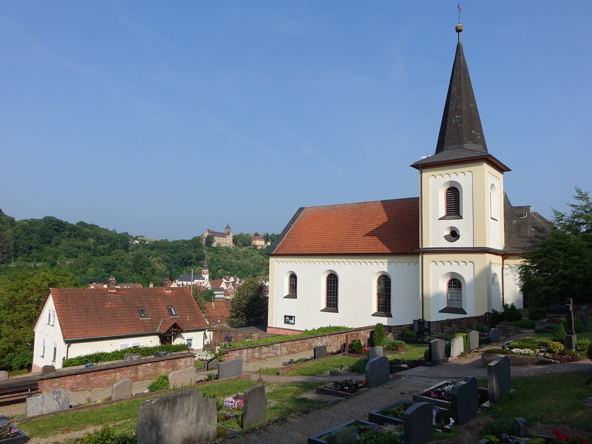 Zimmern, kath. St. Michael Kirche, Satteldachbau mit eingezogener Rundapsis sowie Chorflankenturm mit Spitzhelm, erbaut 1835 (12.05.2018)