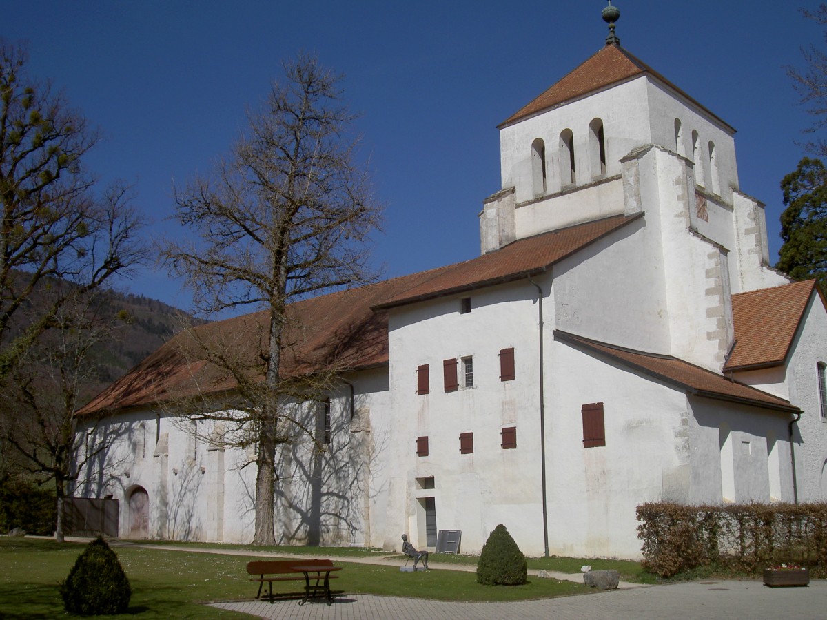 Zisterzienser Klosterkirche Sainte Marie in Bonmont, erbaut im 12. Jahrhundert, 
Vierungsturm von 1488, Bezirk Nyon (20.03.2011)